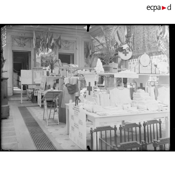 Paris. Exposition des dons américains à la Croix-Rouge française (136 avenue des Champs-Elysées). Stand de la Croix-Rouge américaine. [légende d'origine]