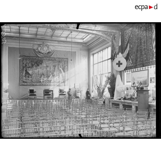 Paris. Exposition des dons américains à la Croix-Rouge française (136 avenue des Champs-Elysées). Salle de conférences. [légende d'origine]