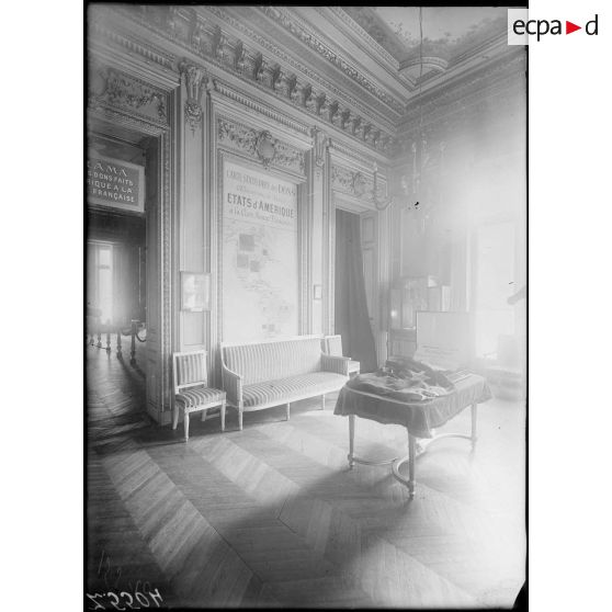 Paris. Exposition des dons américains à la Croix-Rouge française (136 avenue des Champs-Elysées). Salle de réception. [légende d'origine]
