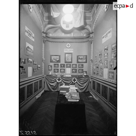 Paris. Exposition des dons américains à la Croix-Rouge française (136 avenue des Champs-Elysées). La salle des hôpitaux américains. [légende d'origine]