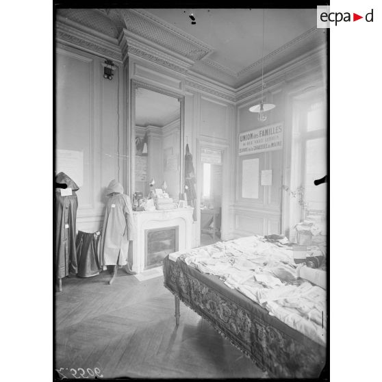 Paris. Exposition des dons américains à la Croix-Rouge française (136 avenue des Champs-Elysées). Oeuvre de l'Union des Familles. [légende d'origine]