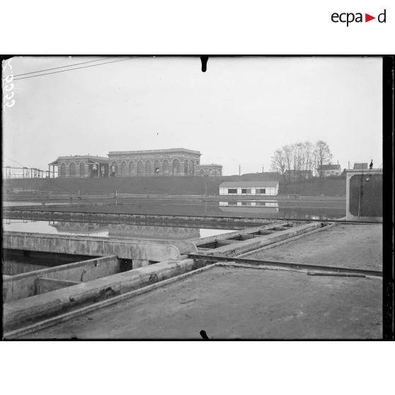Choisy-le-Roi (Seine-et-Oise). Compagnie des Eaux. Les bassins. [légende d'origine]