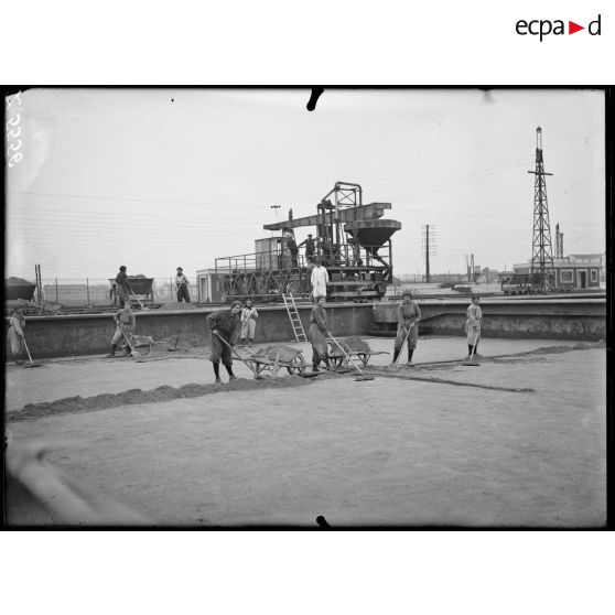 Choisy-le-Roi (Seine-et-Oise). Compagnie des Eaux. Nettoyage d'un bassin. [légende d'origine]