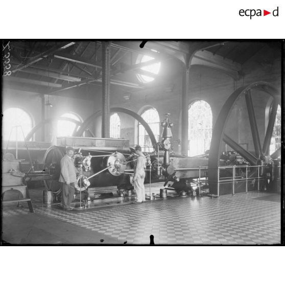 Choisy-le-Roi (Seine-et-Oise). Compagnie des Eaux. La salle des machines. [légende d'origine]