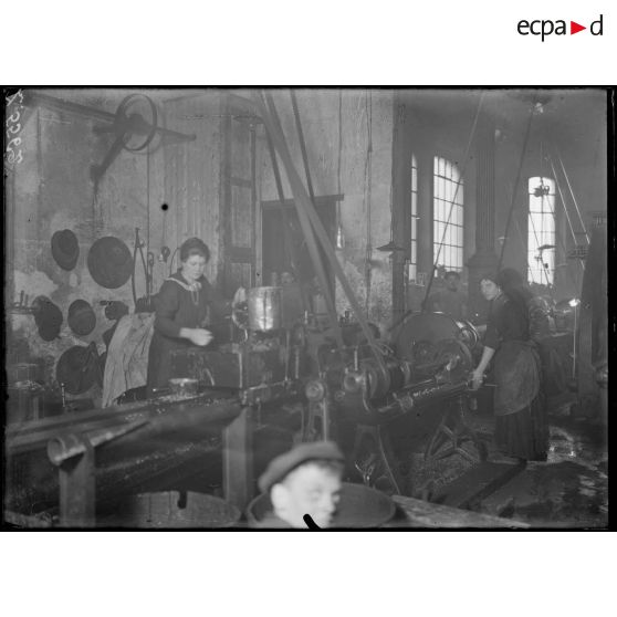 Choisy-le-Roi (Seine-et-Oise). Compagnie des Eaux. Fabrication de guerre, l'atelier des tours. [légende d'origine]