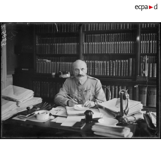 Paris. Ministère de la Guerre, boulevard Saint Germain. M. l'intendant Delacarte. [légende d'origine]