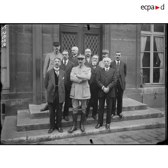 Paris. Ministère de la Guerre, boulevard Saint Germain. M. l'intendant Delacarte et chefs de services du ministère. [légende d'origine]