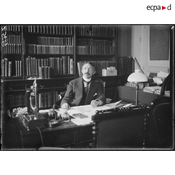 Paris. Ministère de la Guerre, boulevard Saint Germain. M. Hallynck, directeur des archives, chef de la section d'Etat-civil. [légende d'origine]