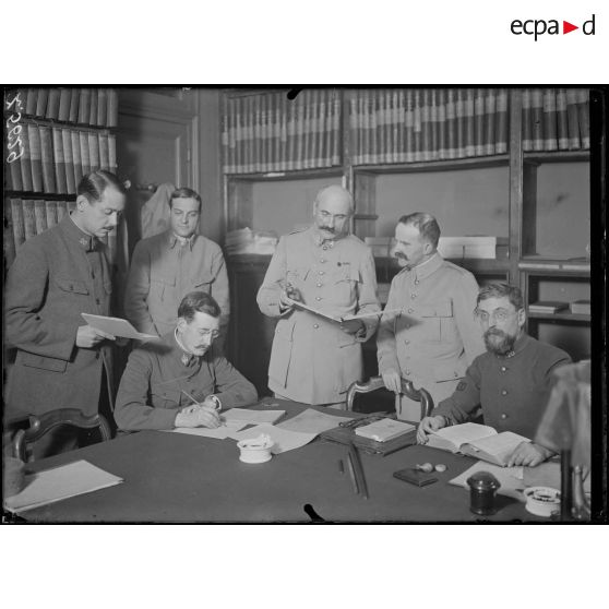 Paris. Ministère de la Guerre, boulevard Saint Germain. Le cabinet de M. l'intendant Delacarte. [légende d'origine]