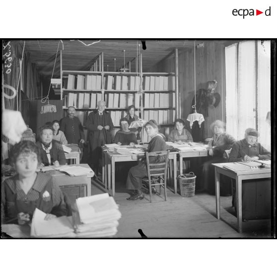 [Paris. Ministère de la Guerre. Salle de travail.]