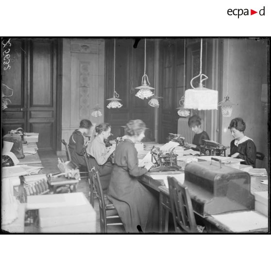 Paris. Ministère de la Guerre, rue de l'Université. Etat-civil, la dactylographie. [légende d'origine]