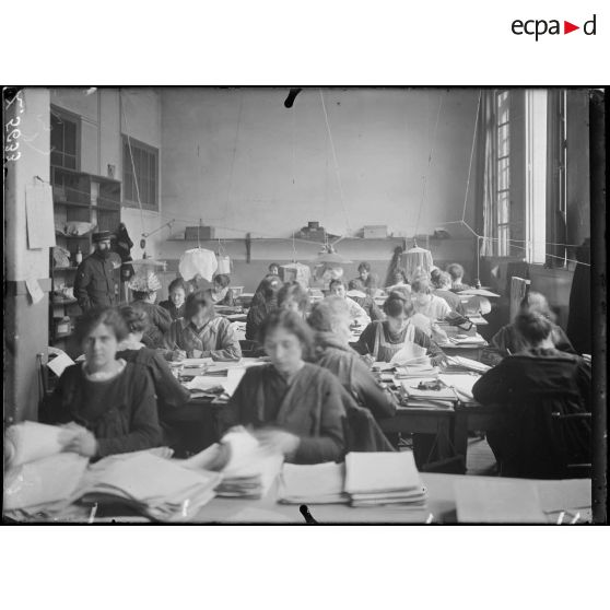 Paris. Ministère de la Guerre, rue de l'Université. Etat-civil, rectification des actes de décès. [légende d'origine]