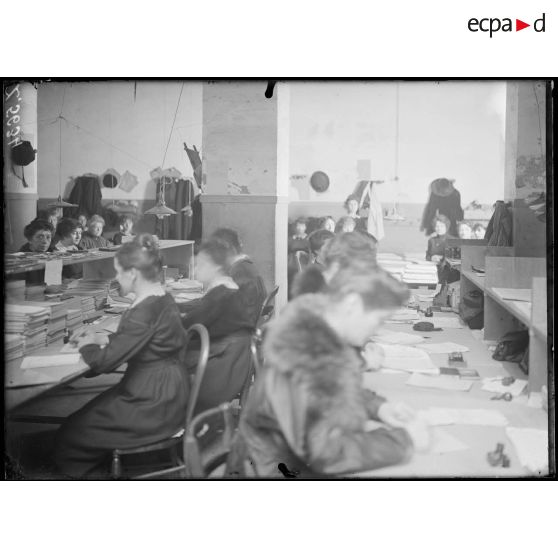 Paris. Ministère de la Guerre, rue de l'Université. Etat-civil, classement général des dossiers. [légende d'origine]