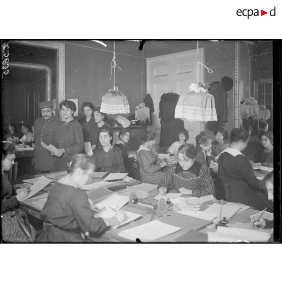 Paris. Ministère de la Guerre, rue de l'Université. Etat-civil, transcription des actes de décès. [légende d'origine]