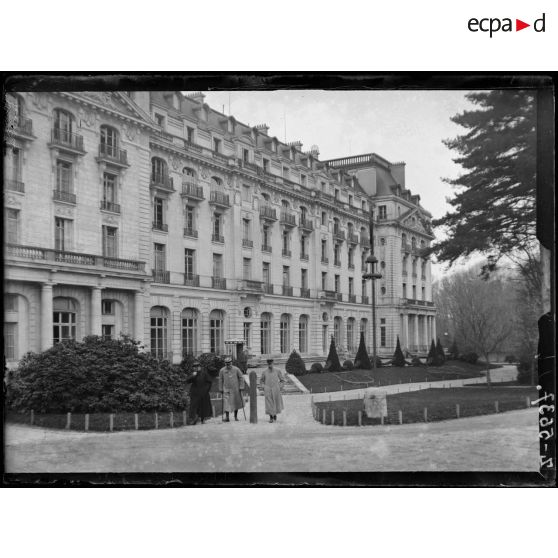 [Versailles, façade du Trianon Palace.]