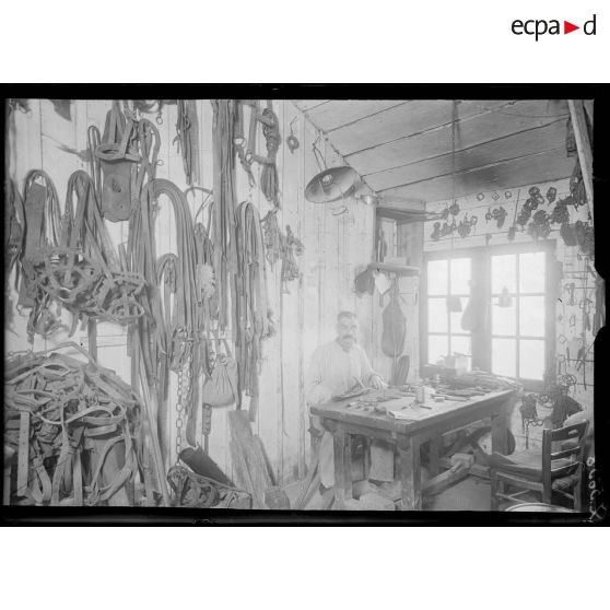 Camp de Satory (Seine-et-Oise). 3ème section de Parc de Place. Dans une des baraques élevées par les troupes allemandes au camp de Satory pendant le siège de Paris en 1870-71, une sellerie. [légende d'origine]