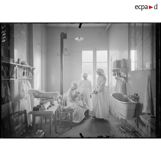 Paris. Pouponnière du camouflage (passage de l'Atlas). Salle de bains et salle de pesée. [légende d'origine]