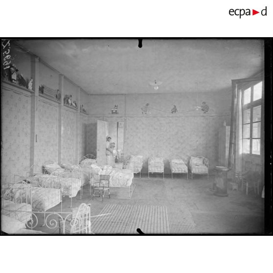 Paris. Pouponnière du camouflage (passage de l'Atlas). Le dortoir. [légende d'origine]