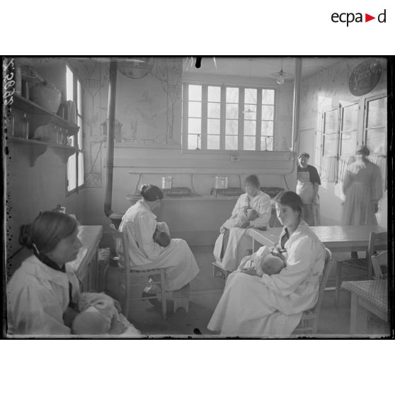 Paris. Pouponnière du camouflage (passage de l'Atlas). Salle d'allaitement. [légende d'origine]