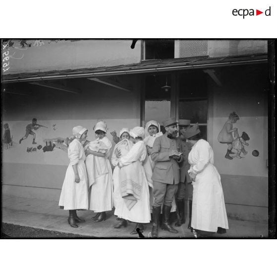 Paris. Pouponnière du camouflage (passage de l'Atlas). Le personnel de la pouponnière (sergent Benner, peintre). [légende d'origine]