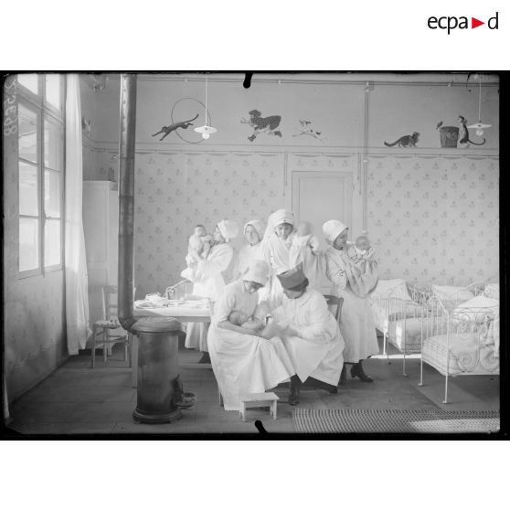 Paris. Pouponnière du camouflage (passage de l'Atlas). Dortoir des enfants, visite de la doctoresse. [légende d'origine]
