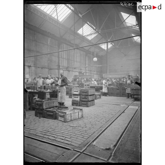 Dives-sur-Mer (Calvados). Usine de l'électrométallurgie. Atelier de vérification. [légende d'origine]