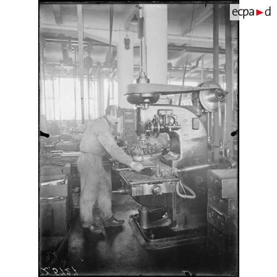 Issy-les-Moulineaux. Usine SEV. Une fraiseuse Becker. [légende d'origine]