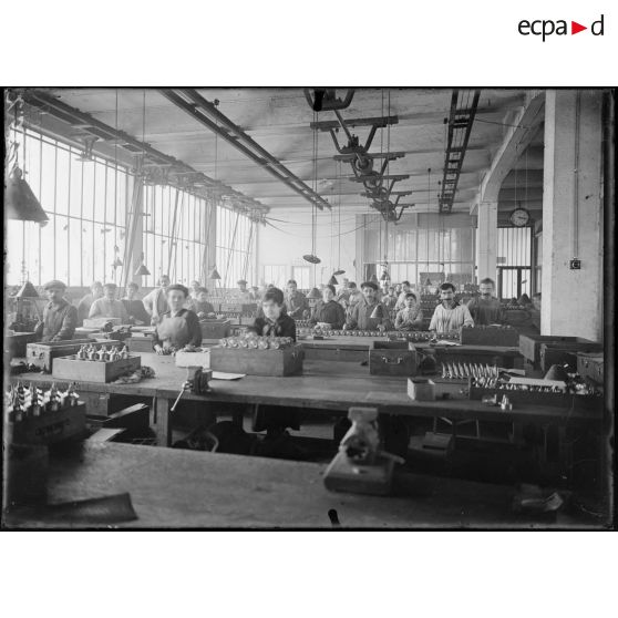 Issy-les-Moulineaux. Usine SEV. L'atelier de montage des armatures. [légende d'origine]