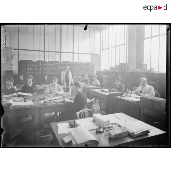 Issy-les-Moulineaux. Usine SEV. Le bureau de pointage du personnel. [légende d'origine]
