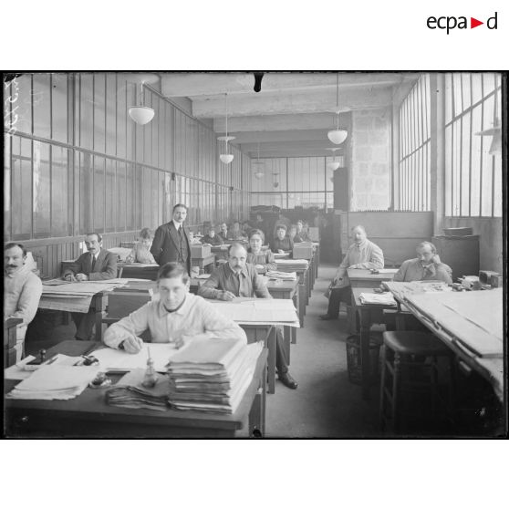 Issy-les-Moulineaux. Usine SEV. Le bureau des fiches d'atelier. [légende d'origine]