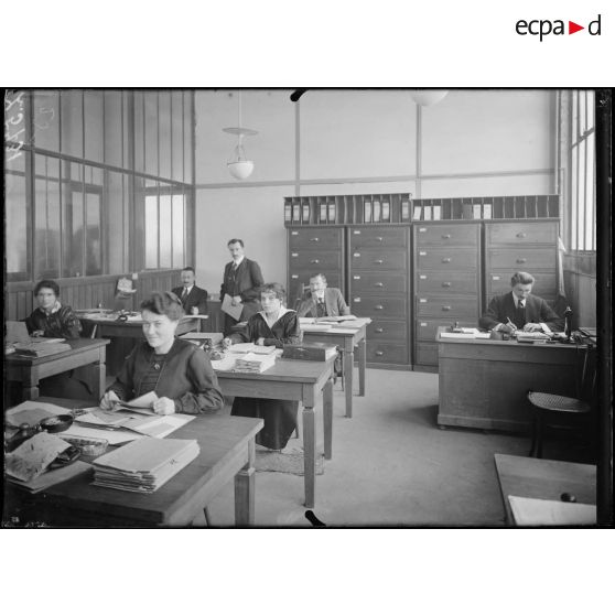 Issy-les-Moulineaux. Usine SEV. Le bureau du prix de revient. [légende d'origine]