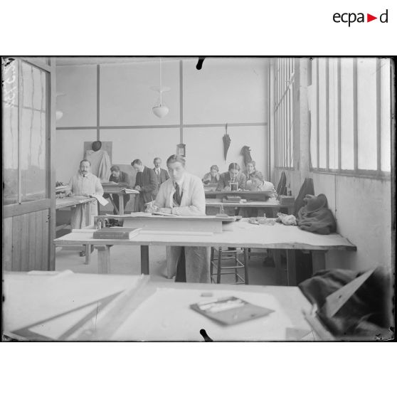 Issy-les-Moulineaux. Usine SEV. Le bureau des études d'outillage. [légende d'origine]