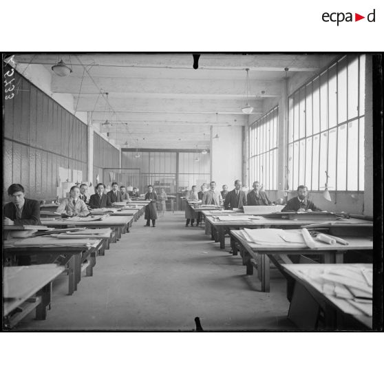 Issy-les-Moulineaux. Usine SEV. Les dessinateurs. [légende d'origine]