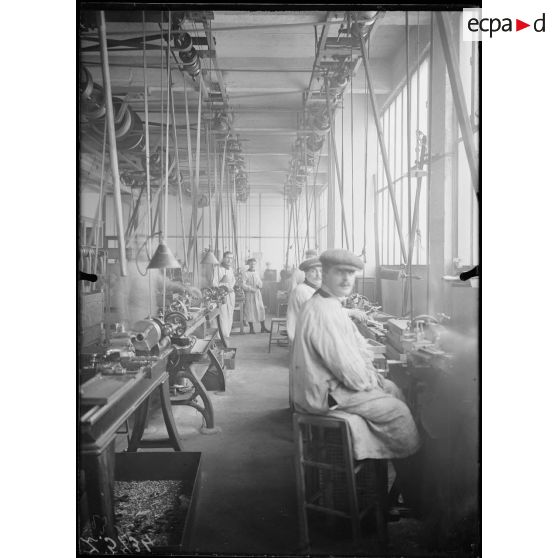 Issy-les-Moulineaux. Usine SEV. L'atelier des rupteurs. [légende d'origine]