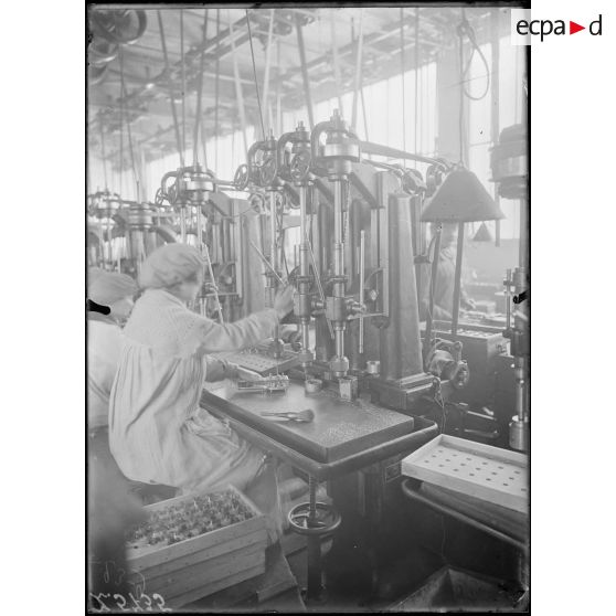 Issy-les-Moulineaux. Usine SEV. Une perceuse. [légende d'origine]