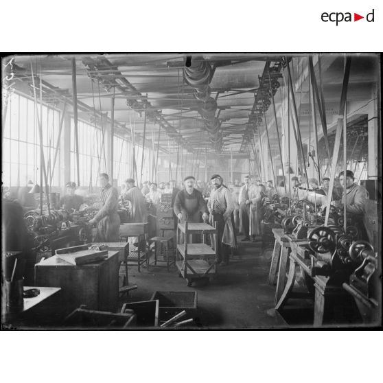 Issy-les-Moulineaux. Usine SEV. L'atelier des armatures. [légende d'origine]