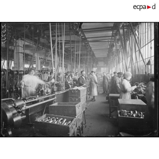 Issy-les-Moulineaux. Usine SEV. L'atelier des armatures. [légende d'origine]