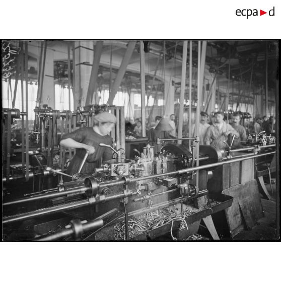 Issy-les-Moulineaux. Usine SEV. Un tour automatique. [légende d'origine]