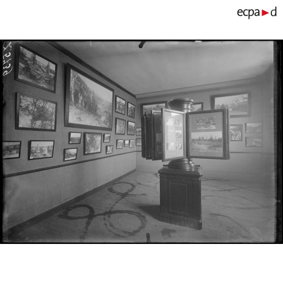 Paris, salle du Jeu de Paume. Exposition interalliée de photographies de guerre. La salle roumaine. [légende d'origine]