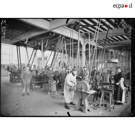 Issy-les-Moulineaux. Ateliers Caudron. L'atelier des machines. [légende d'origine]
