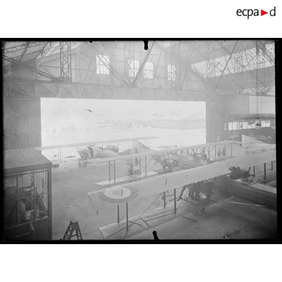 Issy-les-Moulineaux. Ateliers Caudron. Le montage des avions. [légende d'origine]