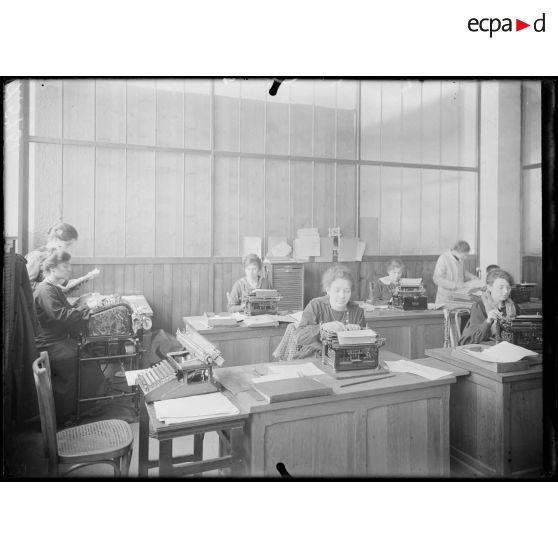 Issy-les-Moulineaux. Usine SEV, magnétos et dynamos. La salle des dactylographes. [légende d'origine]