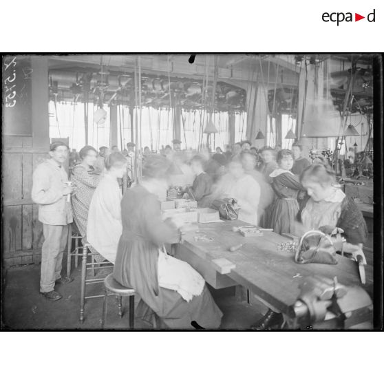 Issy-les-Moulineaux. Usine SEV, magnétos et dynamos. L'atelier des isolants. [légende d'origine]