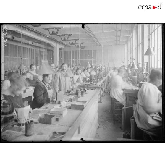 Issy-les-Moulineaux. Usine SEV, magnétos et dynamos. L'atelier de bobinage. [légende d'origine]