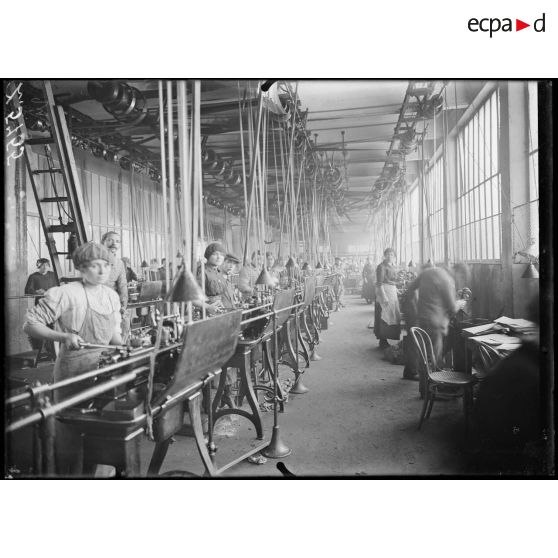Issy-les-Moulineaux. Usine SEV, magnétos et dynamos. L'atelier de décolletage. [légende d'origine]