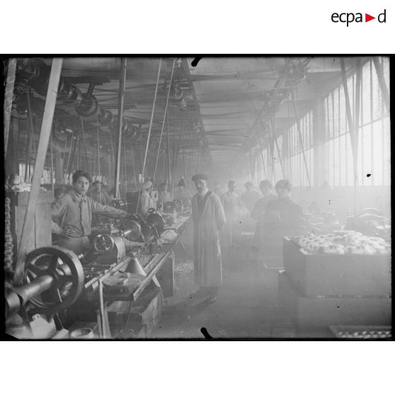 Issy-les-Moulineaux. Usine SEV, magnétos et dynamos. L'atelier des paliers. [légende d'origine]