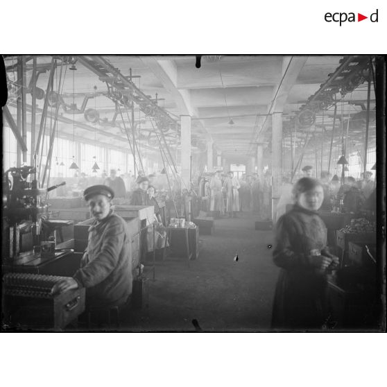 Issy-les-Moulineaux. Usine SEV, magnétos et dynamos. L'atelier des paliers et carcasses. [légende d'origine]