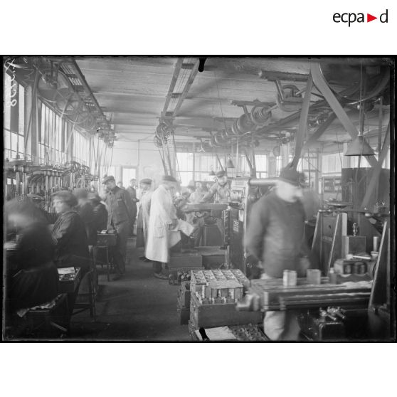 Issy-les-Moulineaux. Usine SEV, magnétos et dynamos. L'atelier des carcasses. [légende d'origine]