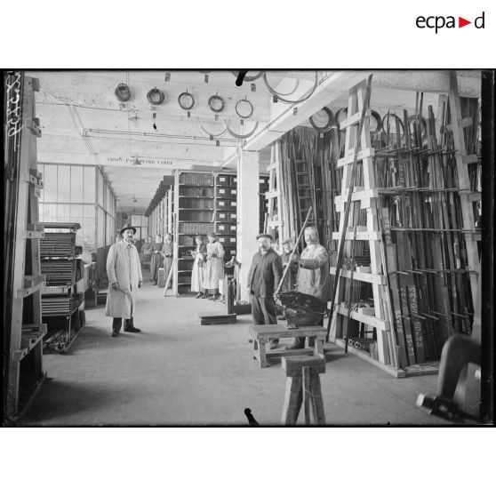 Issy-les-Moulineaux. Usine SEV, magnétos et dynamos. Le magasin. [légende d'origine]