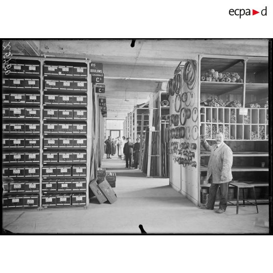 Issy-les-Moulineaux. Usine SEV, magnétos et dynamos. Le magasin. [légende d'origine]